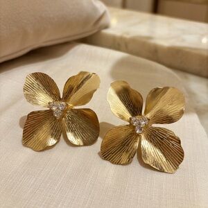 Large Gold Tone Flower Shape Rhinestone Earrings Chunky Cocktail Fashion